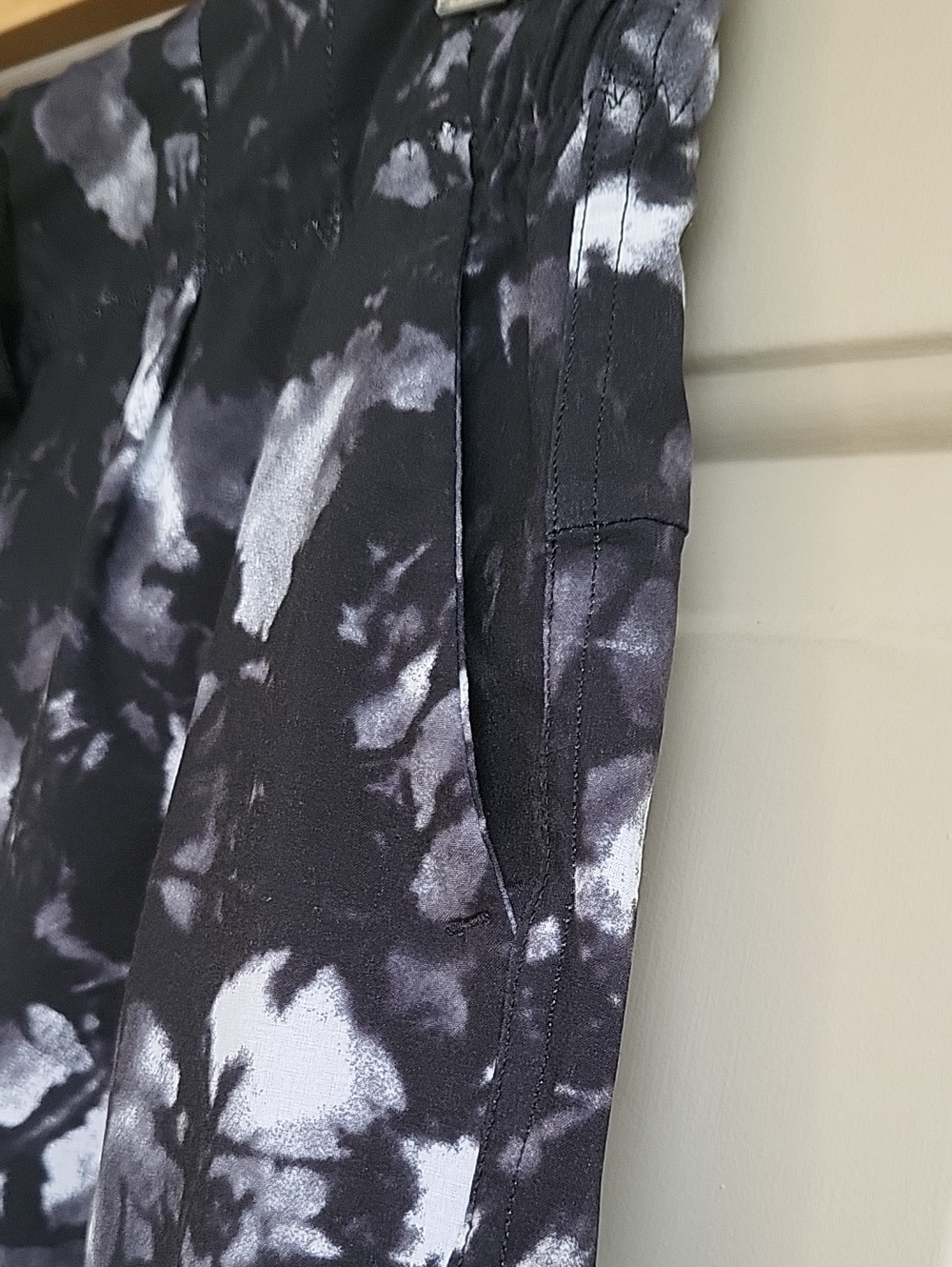 lululemon athletica Black and White Tie-Dye Athletic Shorts - Picture 4 of 12
